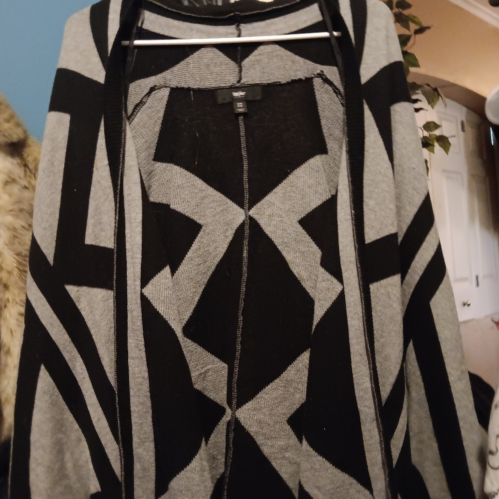 Mossimo unique pattern pocho/shrug. Great for a breezy night or day. M/L - Picture 6 of 10
